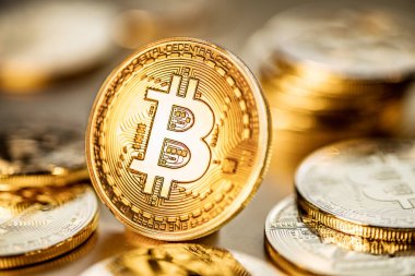 Altın arka plan üzerinde parlak fiziksel bitcoins. Blockchain technol
