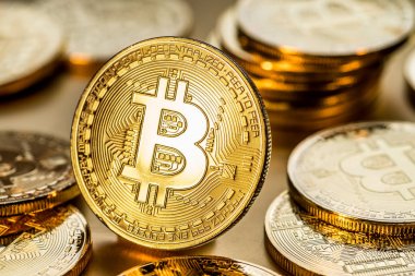 Altın arka plan üzerinde parlak fiziksel bitcoins. Blockchain technol