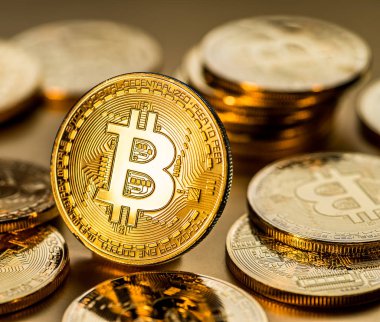 Altın arka plan üzerinde parlak fiziksel bitcoins. Blockchain technol