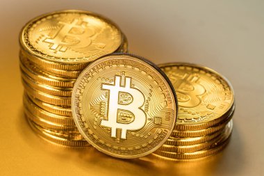 Altın arka plan üzerinde parlak fiziksel bitcoins. Blockchain technol