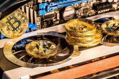 Parlak fiziksel bitcoins ve kayıt tutma donanımları. Çok madencilik