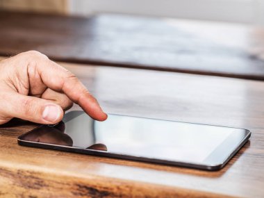 Smartphone kullanarak. 