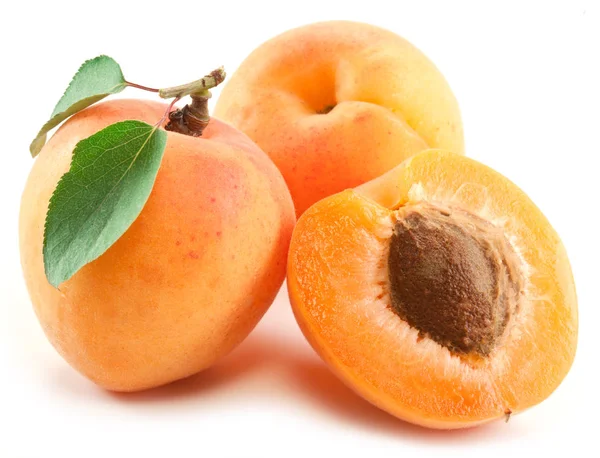 Rijp abrikozen geïsoleerd op de witte achtergrond. — Stockfoto