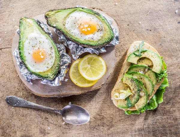 Sandwich de aguacate y huevo chiken horneado en aguacate . — Foto de Stock