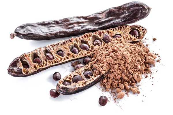 Păstăi de carob și pulbere de carob pe fundal alb . — Fotografie, imagine de stoc