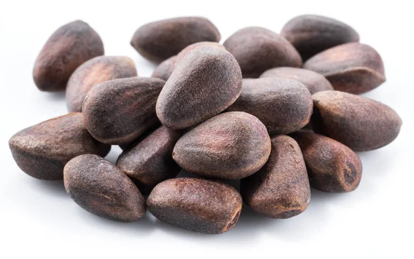 Pinos sin cáscara en el fondo blanco. Alimentos ecológicos . —  Fotos de Stock