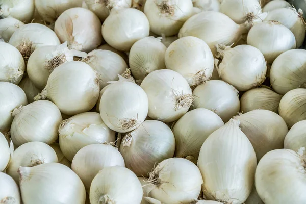 Fresh onion bulbs in the street market. Food background. — Stock Photo, Image