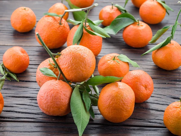 Tangerinas maduras na mesa de madeira . — Fotografia de Stock