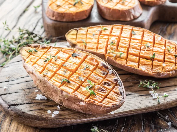 Batata assada na velha mesa de madeira . — Fotografia de Stock