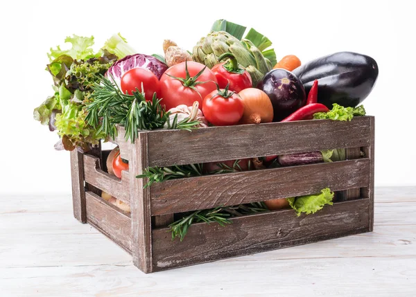 Свежие разноцветные овощи в деревянном ящике . — стоковое фото
