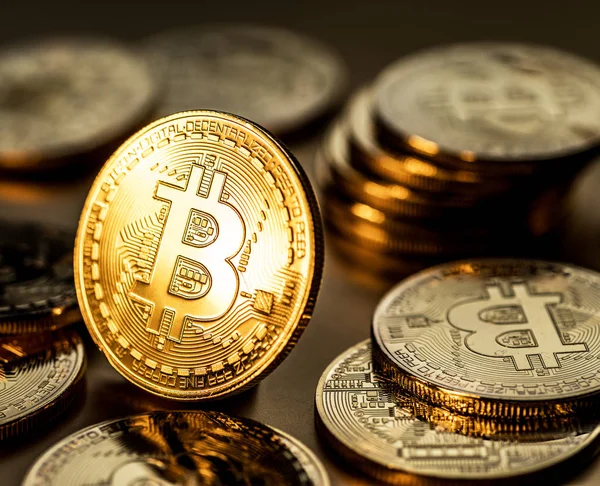 Glänsande fysiska bitcoins. Blockchain-teknik. — Stockfoto