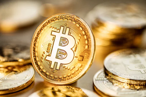 Bitcoins physiques brillants sur fond doré. Technol blockchain — Photo