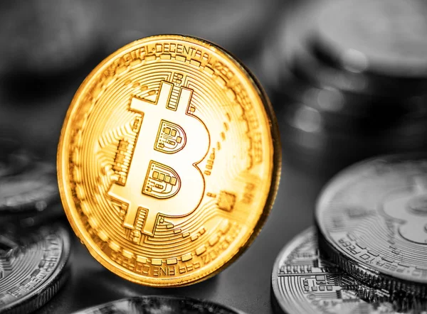 Bitcoins físicos brillantes. Tecnología Blockchain . — Foto de Stock