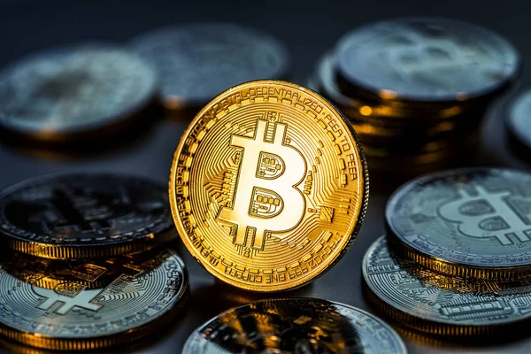 Bitcoins físicos brillantes. Tecnología Blockchain . — Foto de Stock