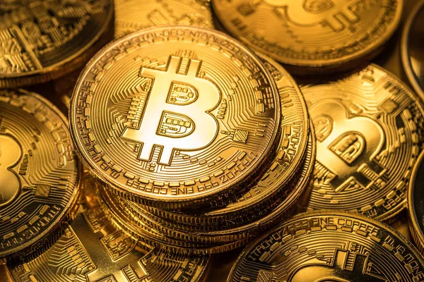 Bitcoins físicos brillantes. Tecnología Blockchain . — Foto de Stock