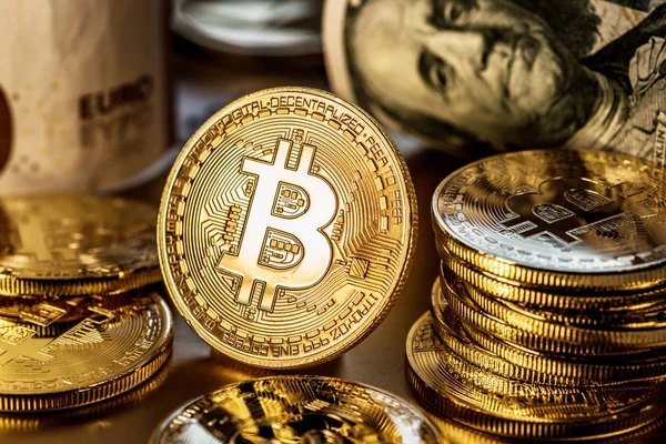 Glanzende fysieke bitcoins. Blockchain-technologie. — Stockfoto