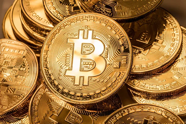 Bitcoins físicos brillantes. Tecnología Blockchain . — Foto de Stock