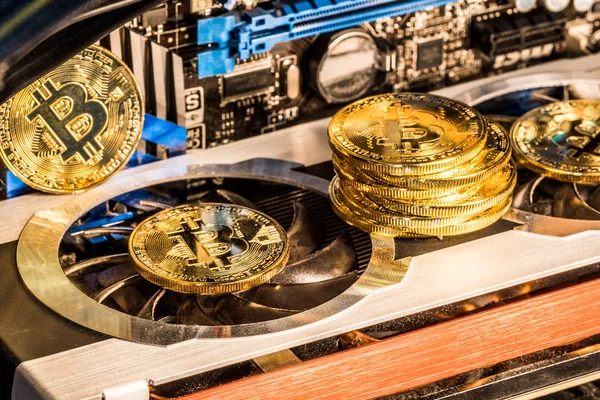 Bitcoins physiques brillants et équipement de tenue de dossiers. Exploitation minière loin — Photo