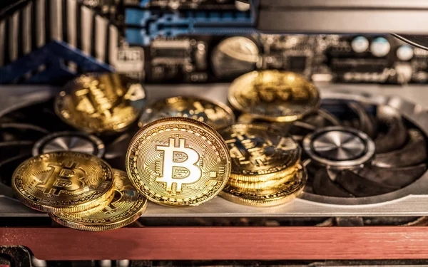 Bitcoins physiques brillants et équipement de tenue de dossiers. Exploitation minière loin — Photo