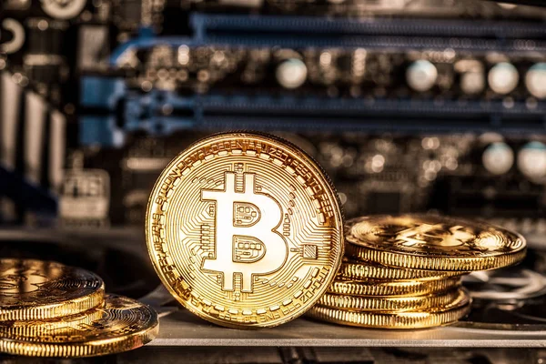 Bitcoins physiques brillants et équipement de tenue de dossiers. Exploitation minière loin — Photo