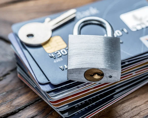 Kreditkort och simle mekaniskt lås. — Stockfoto