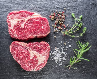 Kaburga biftek siyah arka plan üzerine baharat ile. 