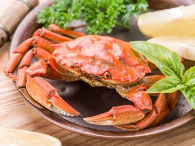 Limon ve otlar pişmiş Yengeç.