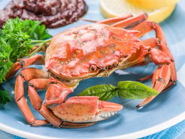 Limon ve otlar pişmiş Yengeç.