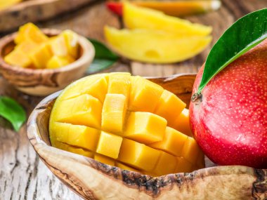 Mango meyve ve ahşap masa mango küpleri.