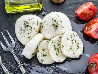 Mozzarella ve domates. Koyu gri arka plan.