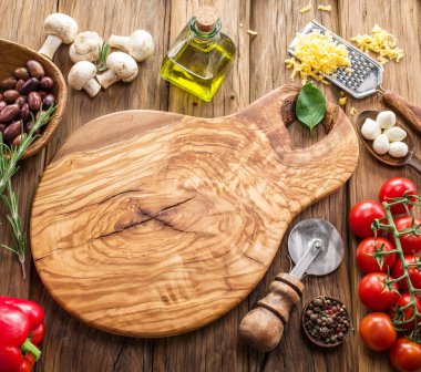 Pizza malzemeleri: mantar, zeytin, peynir ve domates.