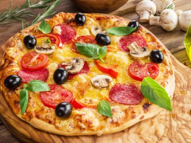 Mantar, salam ve domates pizza.