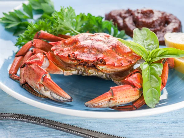 Cangrejo cocido con limón y hierbas . — Foto de Stock