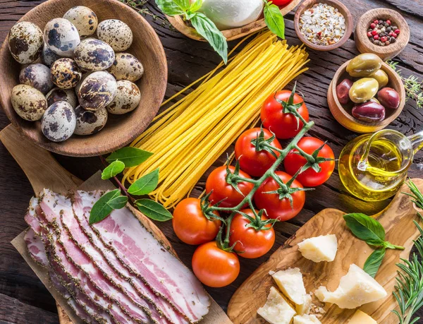 Vielfalt an Speisen auf dem Holztisch. Lebensmittel-Hintergrund. — Stockfoto