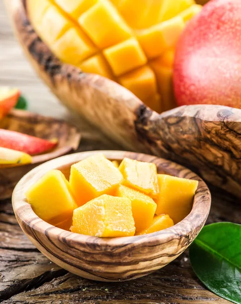 Pezzi di mango nella ciotola di legno . — Foto Stock