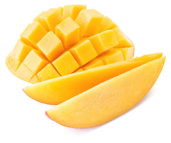 Pokrojone w kostkę mango i plastry. Na białym tle na białym tle. — Zdjęcie stockowe