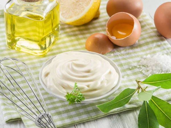 Naturliga majonnäs ingredienser och såsen själv. — Stockfoto