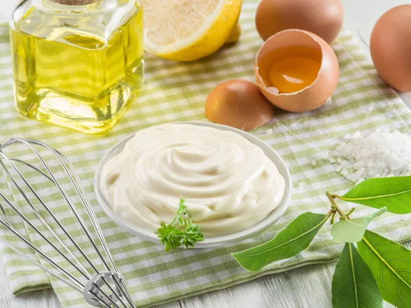 Ingredientes naturales de mayonesa y la salsa en sí . — Foto de Stock