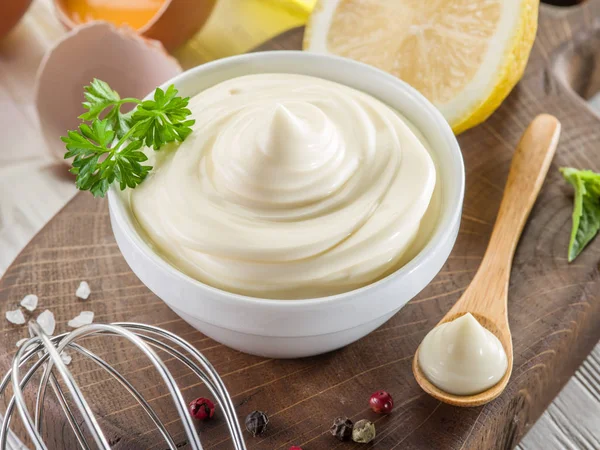 Přírodní majonézu ingredience a omáčka, sama o sobě. — Stock fotografie