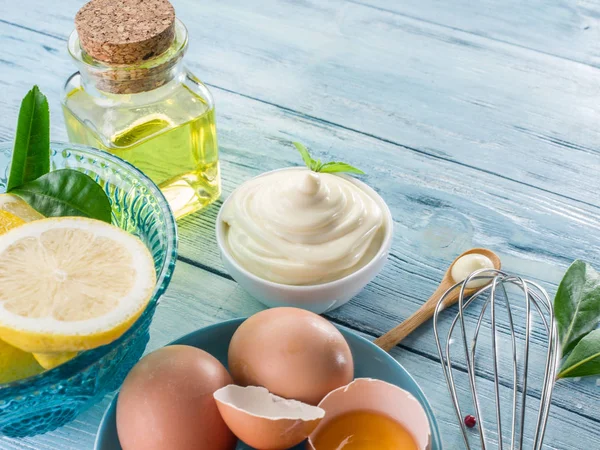 Natürliche Mayonnaise-Zutaten und die Sauce selbst. — Stockfoto