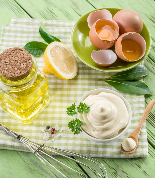 Natural mayonnaise ingredients and the sauce itself. — Stock Photo, Image