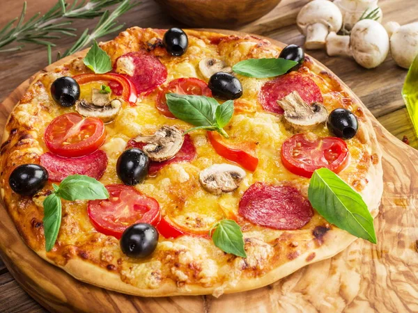 Pizza con funghi, salumi e pomodori . — Foto Stock