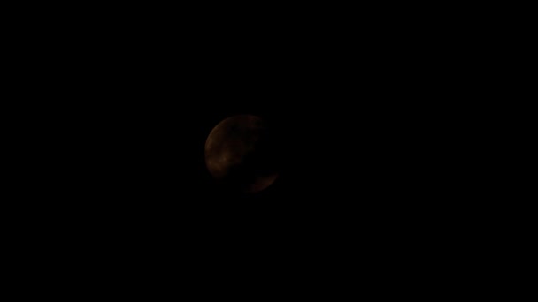 满月在夜空中穿过云层 — 图库视频影像