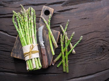 Yeşil genç kuşkonmaz ahşap masaya filizlenir. Üstten Görünüm.