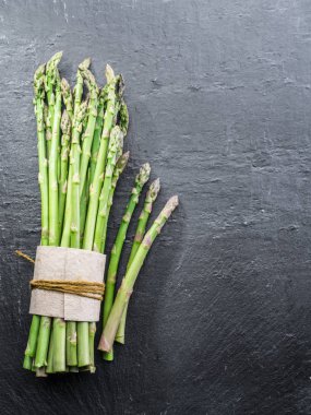 Siyah zemin üzerine yeşil genç kuşkonmaz lahanası. 