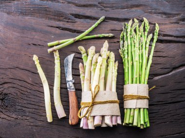 Yeşil ve beyaz kuşkonmaz lahanası ahşap tablo türleri. Sayfanın Üstü