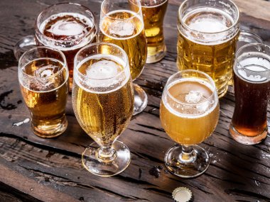 Farklı bardak bira ahşap tablo.