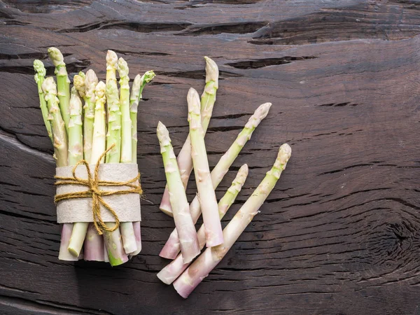 Germogli di asparagi freschi bianchi sul tavolo di legno. Ortaggi reali . — Foto Stock