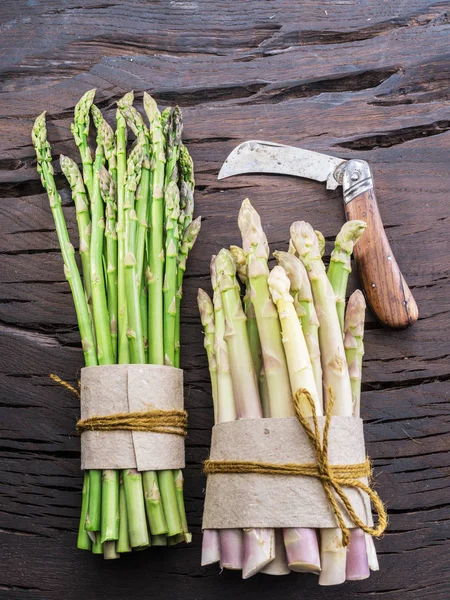 Brotes de espárragos verdes y blancos sobre mesa de madera. Parte superior — Foto de Stock