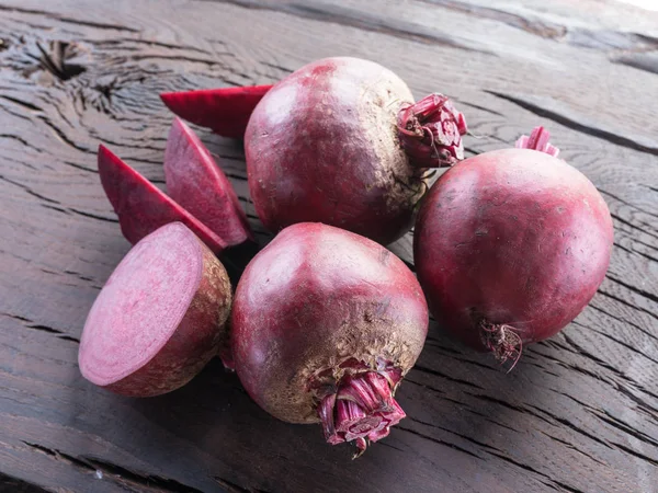 Rote Rüben oder Rote Bete auf dem Holztisch. — Stockfoto